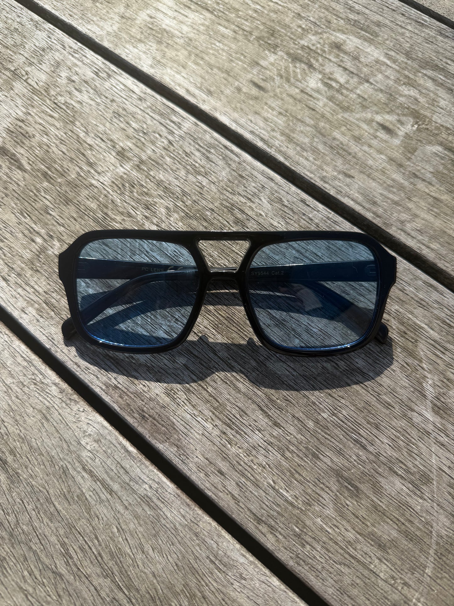 Lunette de soleil bleue