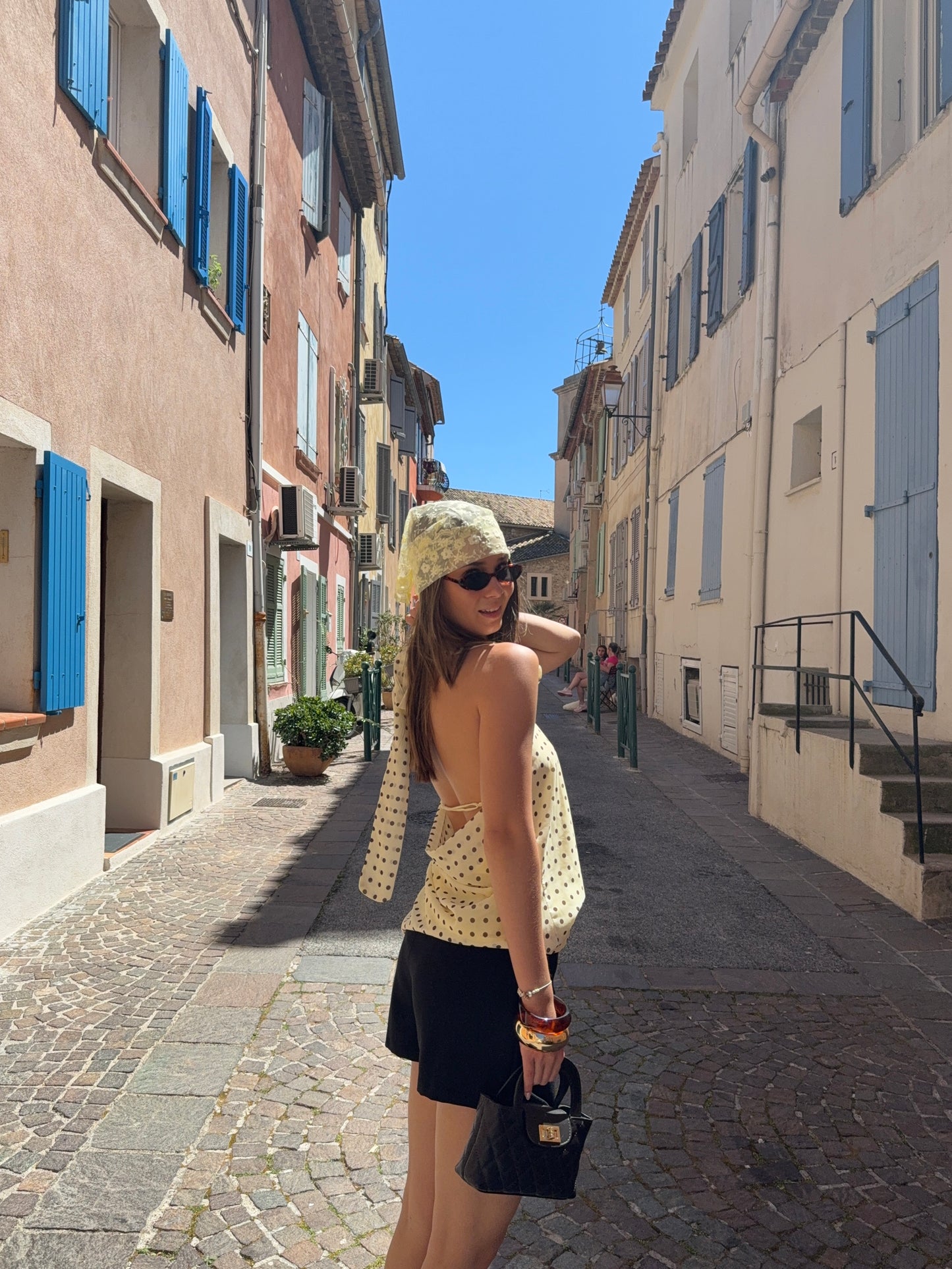 Blouse à pois avec bijou (jaune)