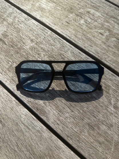 Lunette de soleil bleue