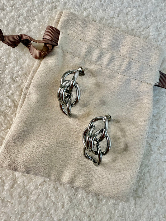 Boucles d'oreilles entrelacées argentées