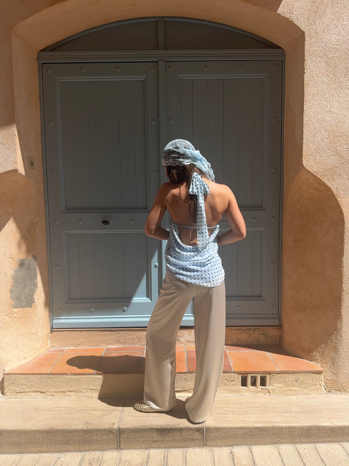 Blouse à pois avec bijou (bleue)