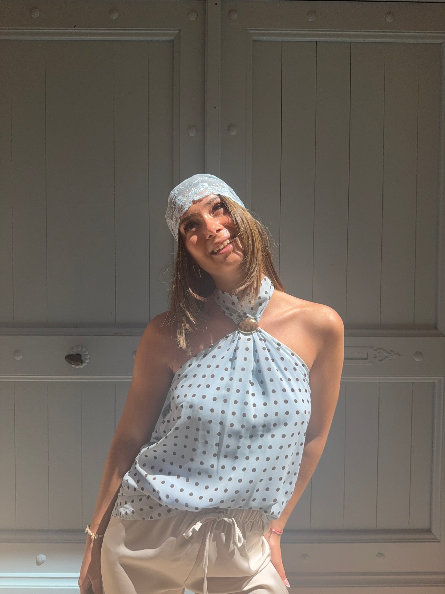 Blouse à pois avec bijou (bleue)