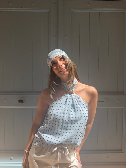 Blouse à pois avec bijou (bleue)