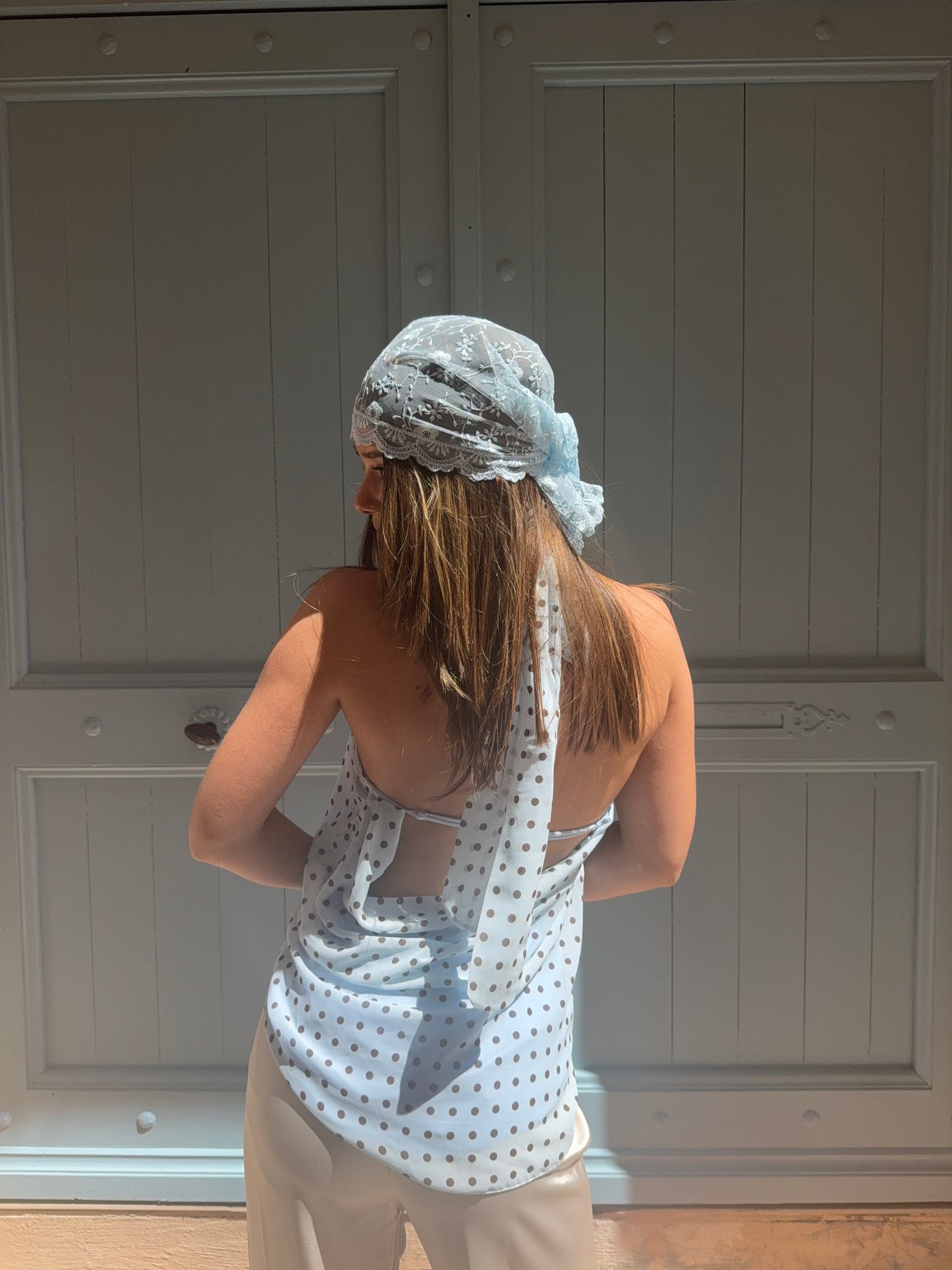 Blouse à pois avec bijou (bleue)
