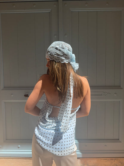 Blouse à pois avec bijou (bleue)