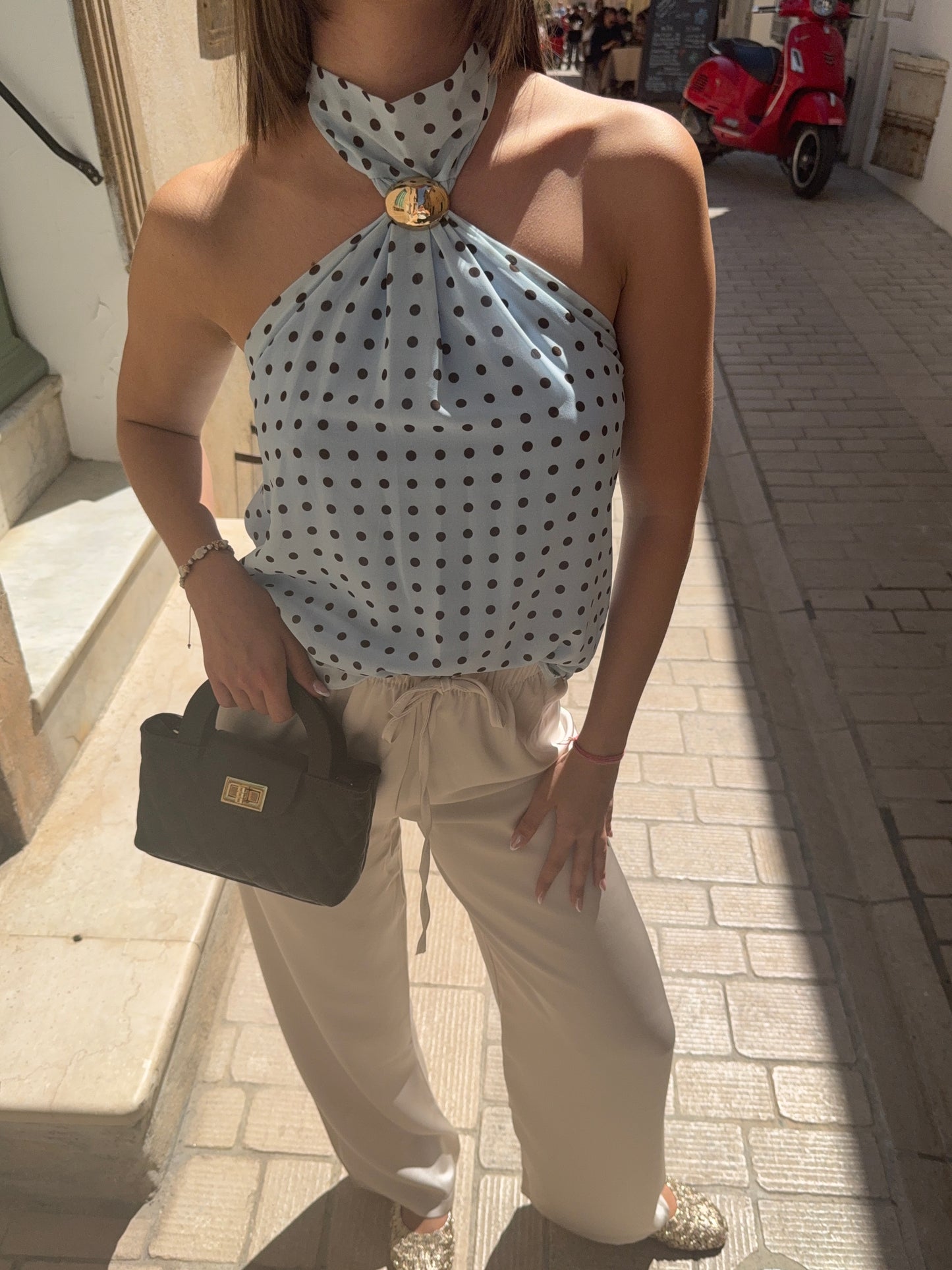 Blouse à pois avec bijou (bleue)