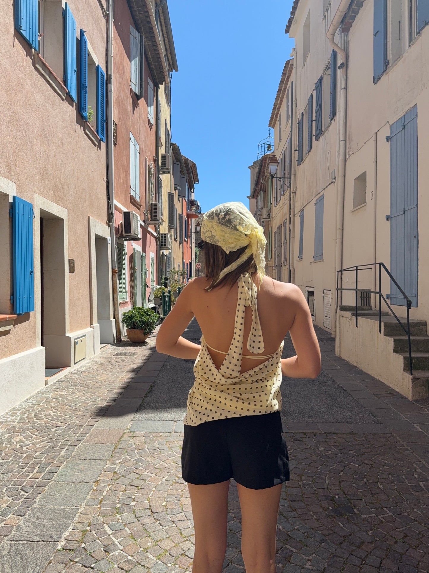 Blouse à pois avec bijou (jaune)